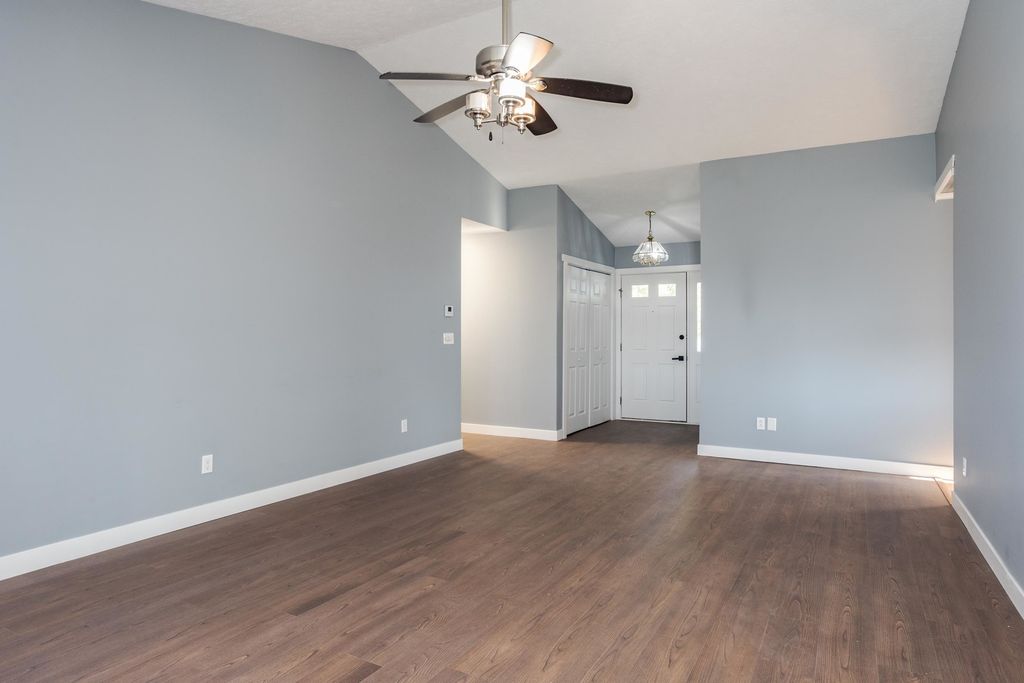 Image 9 of property listing at 507 Lloyd Drive, Dwight, IL 60420