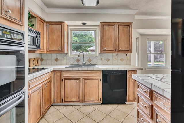 5501 Wood View Street, North Richland Hills, TX 76180