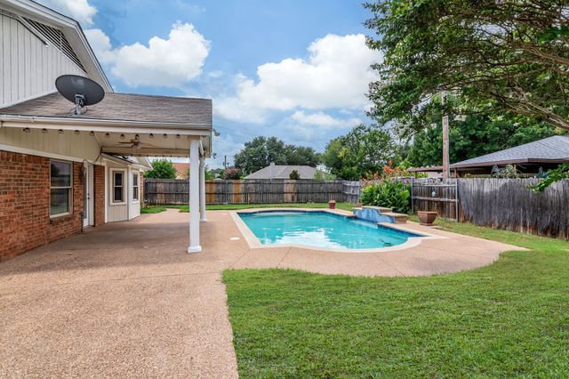 5501 Wood View Street, North Richland Hills, TX 76180