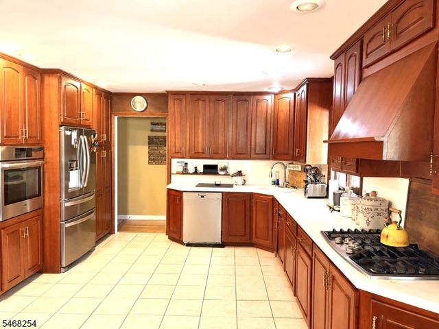 11 Grandview Cir, Raritan Twp., NJ 08822