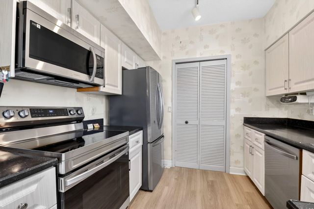 8065 Aberdeen Drive 101, Boynton Beach, FL 33472