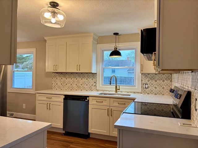 34 Flora St, Springfield, MA 01129