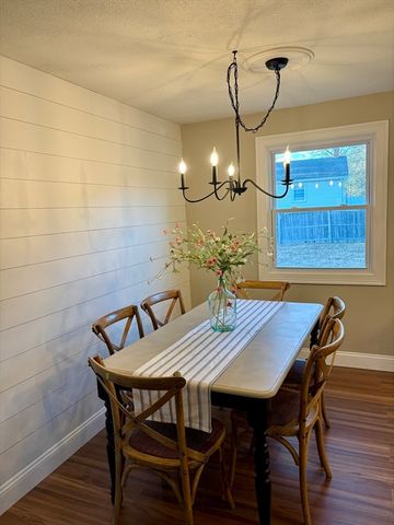 34 Flora St, Springfield, MA 01129