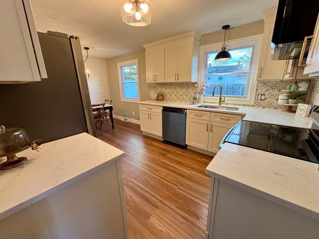 34 Flora St, Springfield, MA 01129