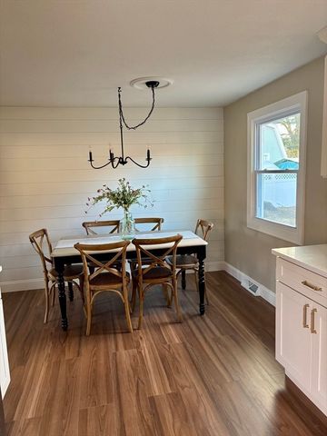 34 Flora St, Springfield, MA 01129