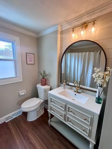 34 Flora St, Springfield, MA 01129