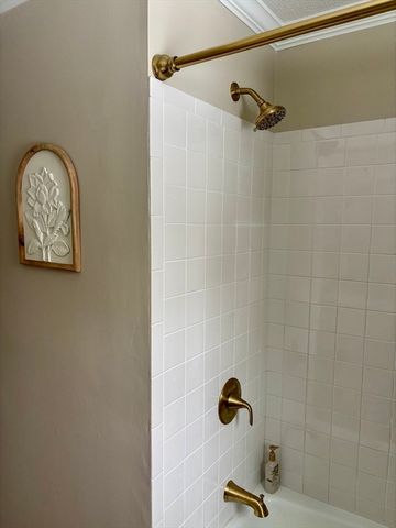 34 Flora St, Springfield, MA 01129