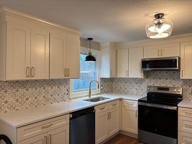 34 Flora St, Springfield, MA 01129