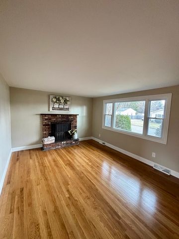 34 Flora St, Springfield, MA 01129