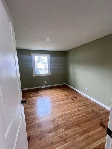 34 Flora St, Springfield, MA 01129