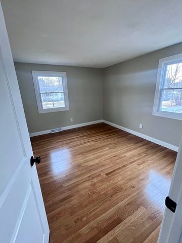 34 Flora St, Springfield, MA 01129