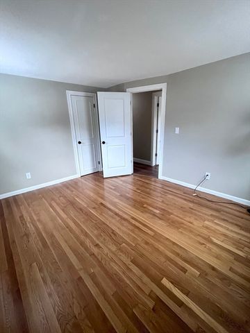 34 Flora St, Springfield, MA 01129