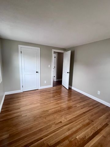 34 Flora St, Springfield, MA 01129