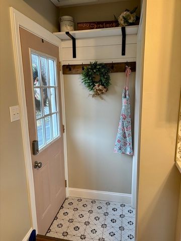 34 Flora St, Springfield, MA 01129