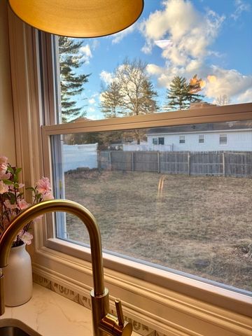 34 Flora St, Springfield, MA 01129