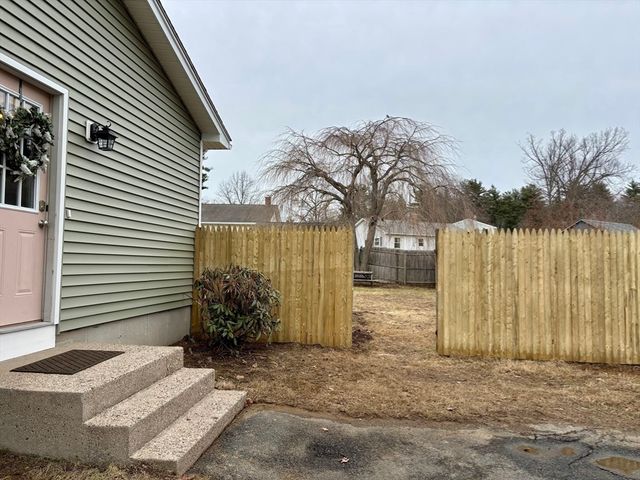 34 Flora St, Springfield, MA 01129