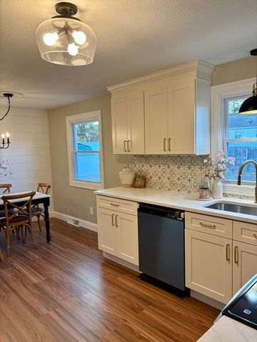 34 Flora St, Springfield, MA 01129