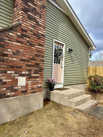 34 Flora St, Springfield, MA 01129