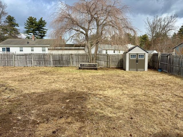 34 Flora St, Springfield, MA 01129