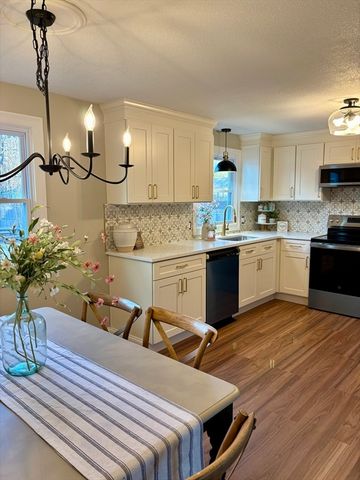 34 Flora St, Springfield, MA 01129