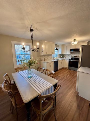 34 Flora St, Springfield, MA 01129