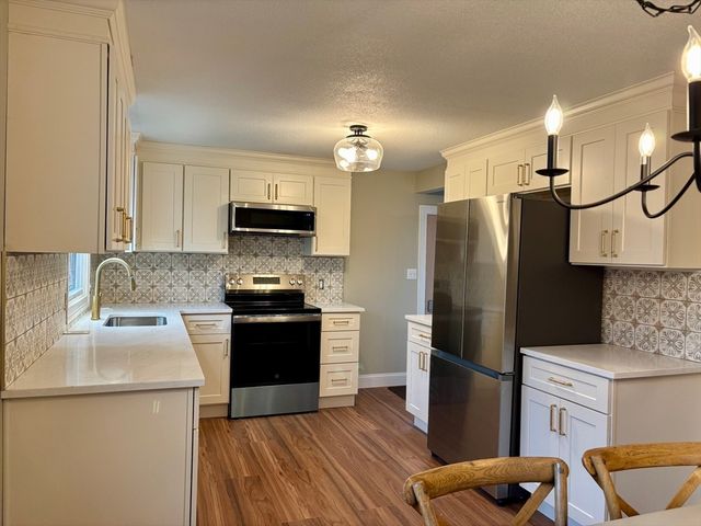 34 Flora St, Springfield, MA 01129