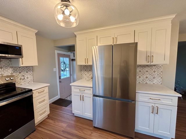 34 Flora St, Springfield, MA 01129