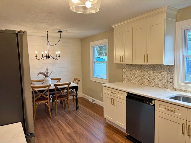 34 Flora St, Springfield, MA 01129