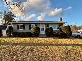 34 Flora St, Springfield, MA 01129