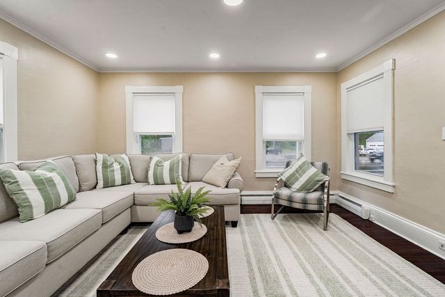 83 Elm St, Salisbury, MA 01952