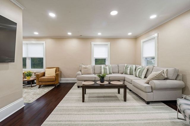 83 Elm St, Salisbury, MA 01952