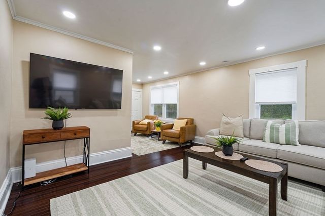 83 Elm St, Salisbury, MA 01952