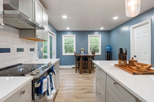 83 Elm St, Salisbury, MA 01952