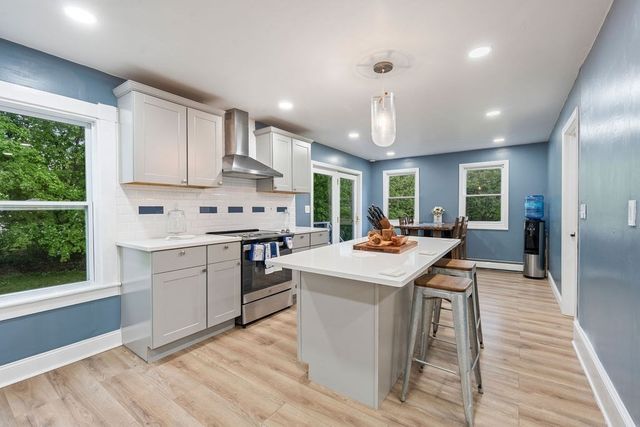 83 Elm St, Salisbury, MA 01952