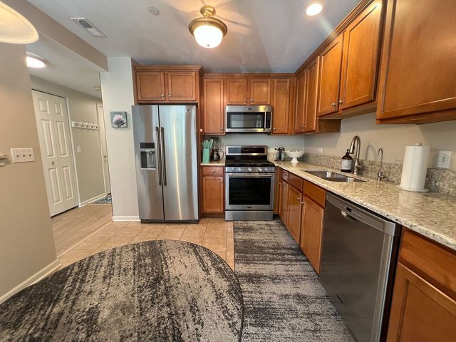 855 E 22nd Street 206, Lombard, IL 60148