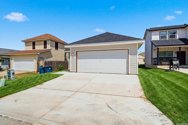 133 Lark Hill Rd, Floresville, TX 78114