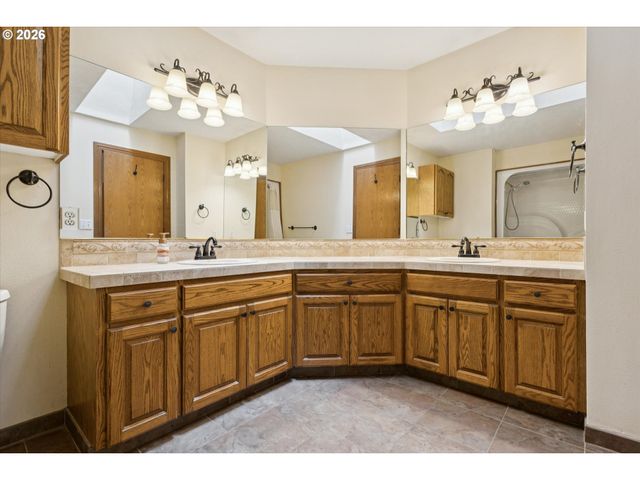 1593 Nw JENNIFER Pl, Portland, OR 97229