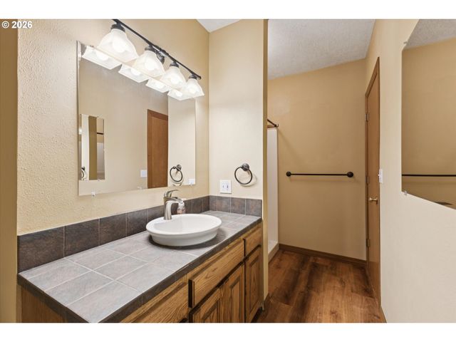 1593 Nw JENNIFER Pl, Portland, OR 97229