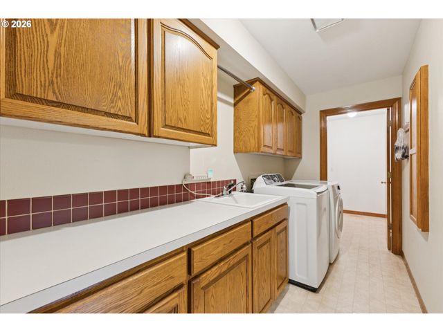 1593 Nw JENNIFER Pl, Portland, OR 97229