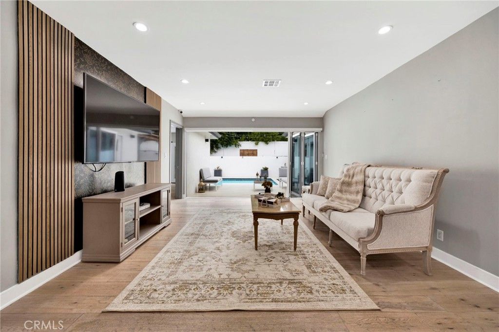 Image 4 of property listing at 4912 Alonzo Avenue, Encino, CA 91316