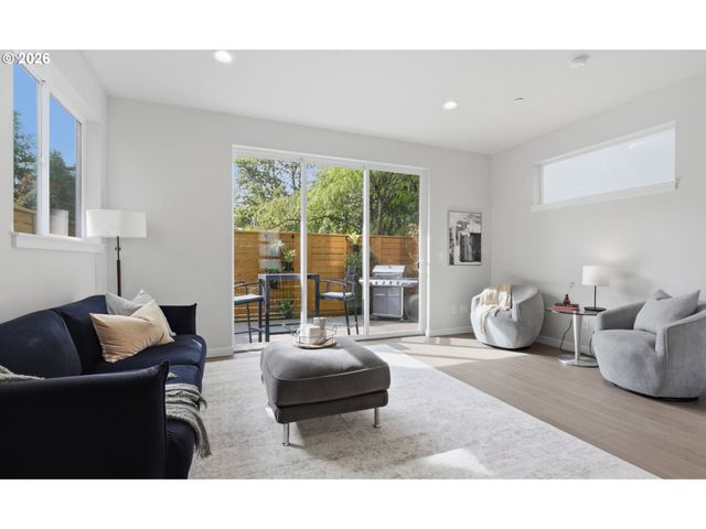 2492 Se 67th Ave, Portland, OR 97206