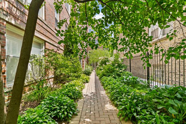 3039 N Troy Street 2W, Chicago, IL 60618
