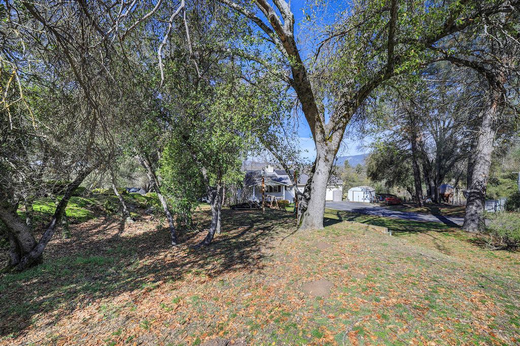 Image 14 of property listing at 41234 Pamela Place, Oakhurst, CA 93644