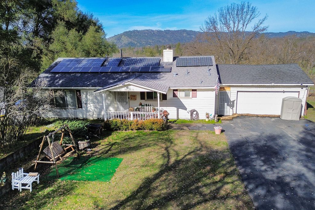 Image 2 of property listing at 41234 Pamela Place, Oakhurst, CA 93644