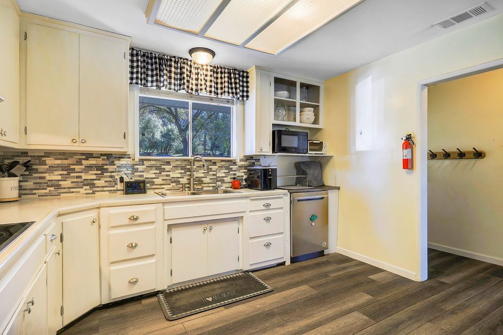 Image 28 of property listing at 41234 Pamela Place, Oakhurst, CA 93644