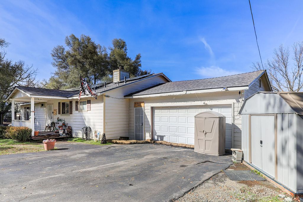 Image 3 of property listing at 41234 Pamela Place, Oakhurst, CA 93644