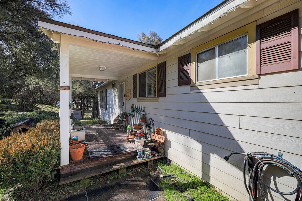 Image 4 of property listing at 41234 Pamela Place, Oakhurst, CA 93644