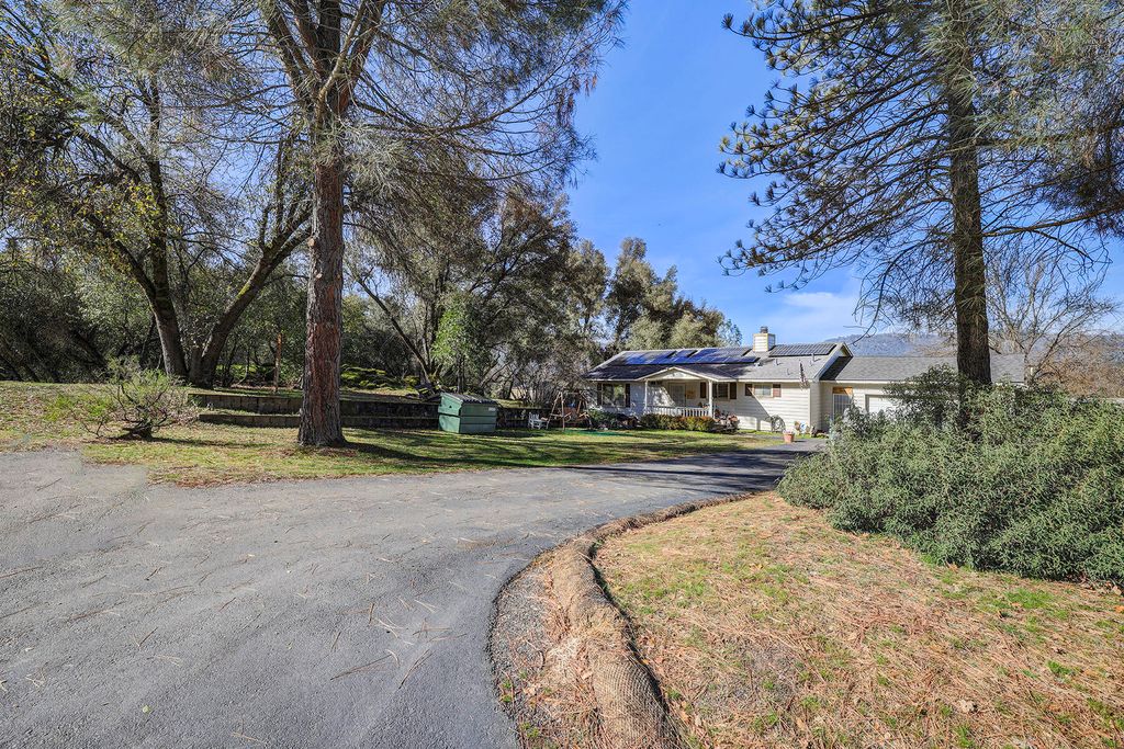 Image 5 of property listing at 41234 Pamela Place, Oakhurst, CA 93644