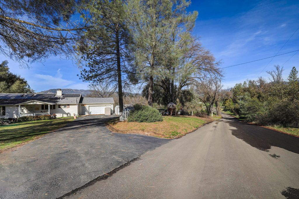 Image 6 of property listing at 41234 Pamela Place, Oakhurst, CA 93644