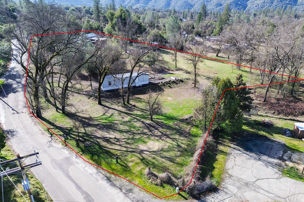 Image 8 of property listing at 41234 Pamela Place, Oakhurst, CA 93644